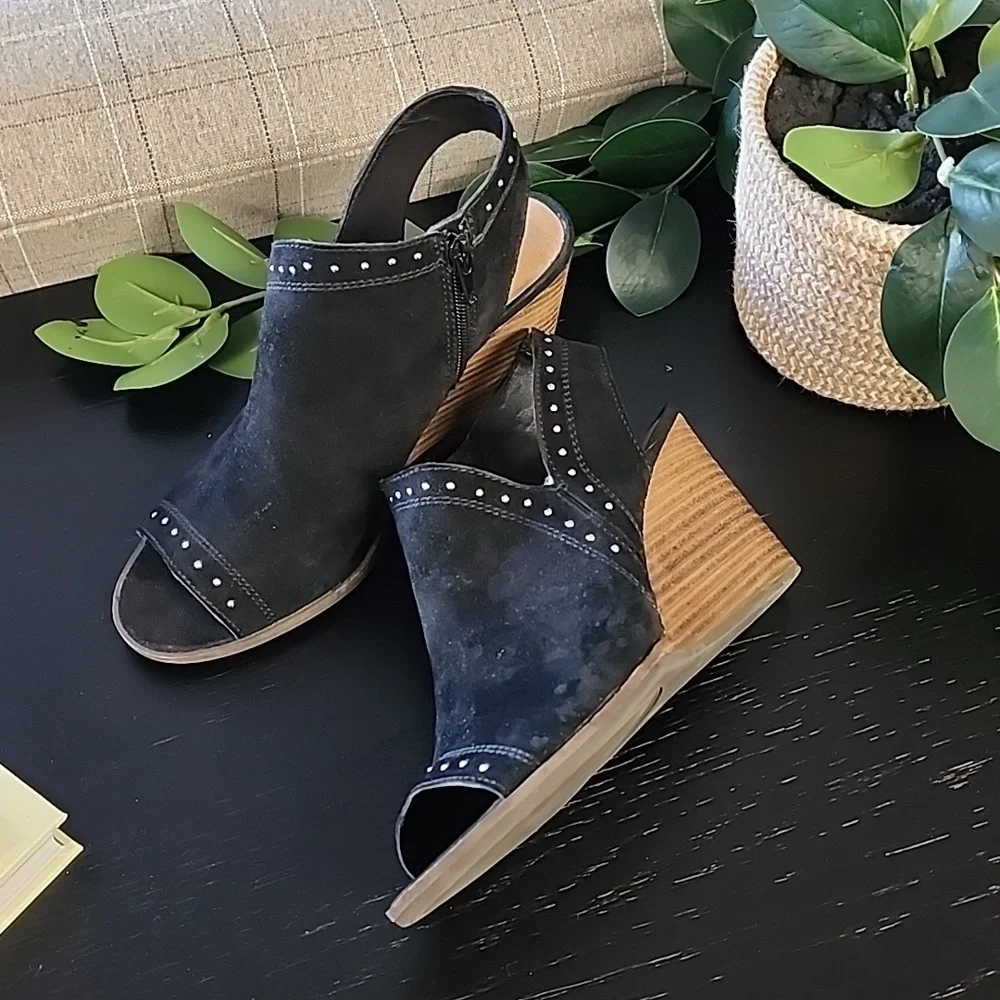 LUCKY BRAND Ulyssas Suede Slingback Wedge Sandals 39 8.5 Studs Vegan Leather